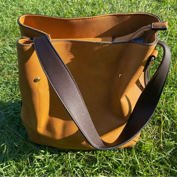 Handbags - NWOT! Brown/tan beautiful bag!